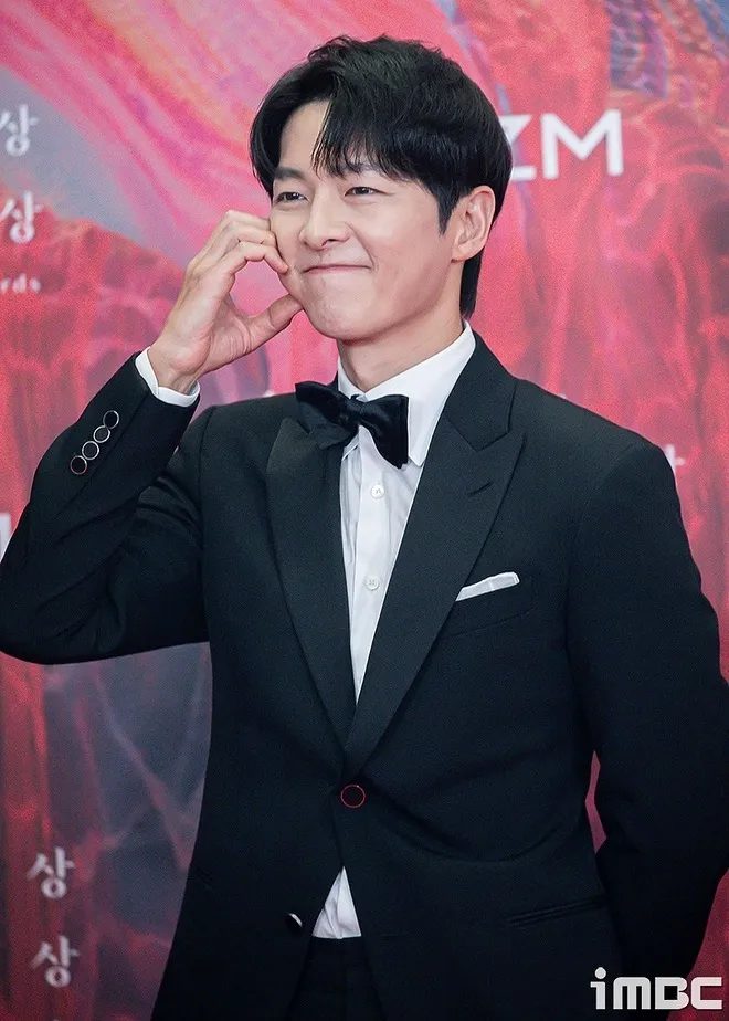 Song Joong Ki chạm mặt Song Hye Kyo tại Baeksang 2024 - Ảnh 1. Song Joong Ki chạm mặt Song Hye Kyo tại Baeksang 2024 - Ảnh 1.