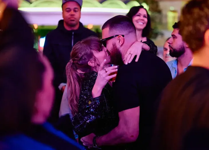 Bạn trai của Taylor Swift bị tố luôn say xỉn, sến và ngô nghê - Ảnh 1. Bạn trai của Taylor Swift bị tố luôn say xỉn, sến và ngô nghê - Ảnh 1.