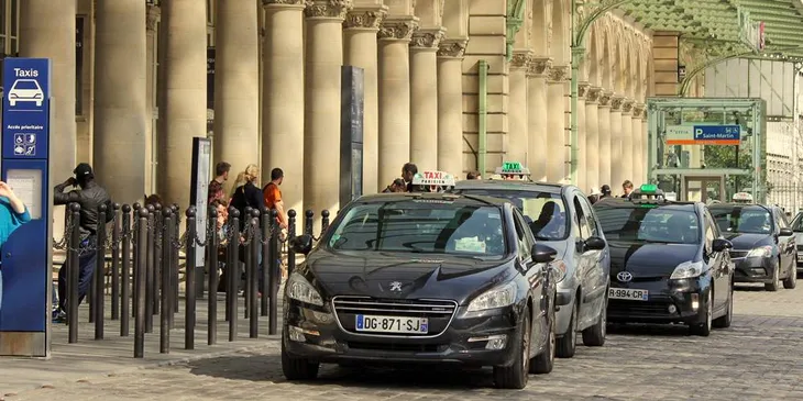 Pháp truy quét taxi giả mạo trước Thế vận hội 2024 - Ảnh 1. Pháp truy quét taxi giả mạo trước Thế vận hội 2024 - Ảnh 1.