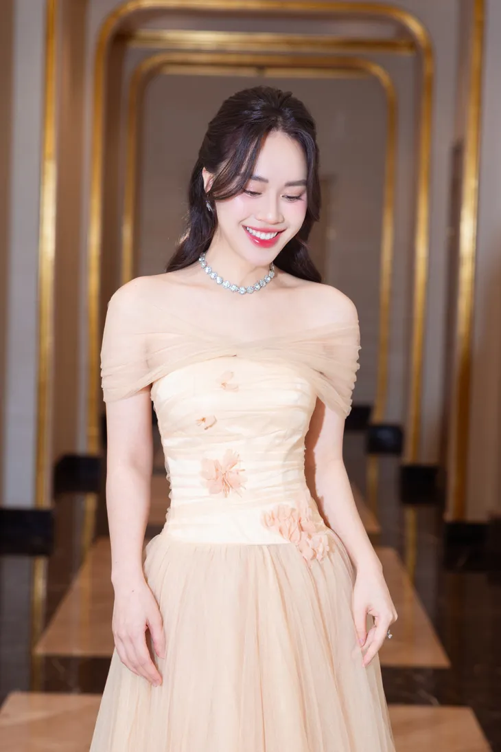 MC Mai Phương khoe dáng thon gọn sau sinh - Ảnh 6. MC Mai Phương khoe dáng thon gọn sau sinh - Ảnh 6.