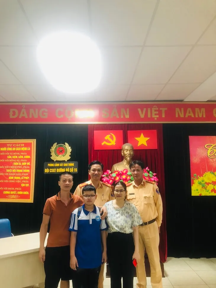 Bé trai đi lạc từ Vĩnh Phúc xuống Hà Nội được CSGT kịp thời hỗ trợ - Ảnh 3. Bé trai đi lạc từ Vĩnh Phúc xuống Hà Nội được CSGT kịp thời hỗ trợ - Ảnh 3.