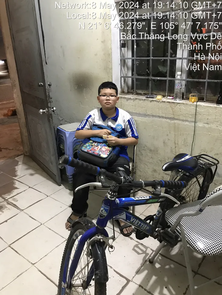 Bé trai đi lạc từ Vĩnh Phúc xuống Hà Nội được CSGT kịp thời hỗ trợ - Ảnh 2. Bé trai đi lạc từ Vĩnh Phúc xuống Hà Nội được CSGT kịp thời hỗ trợ - Ảnh 2.