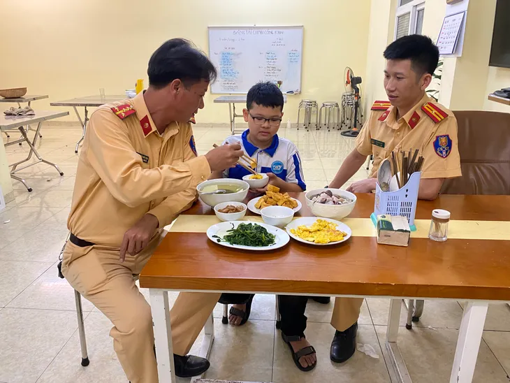Bé trai đi lạc từ Vĩnh Phúc xuống Hà Nội được CSGT kịp thời hỗ trợ - Ảnh 1. Bé trai đi lạc từ Vĩnh Phúc xuống Hà Nội được CSGT kịp thời hỗ trợ - Ảnh 1.