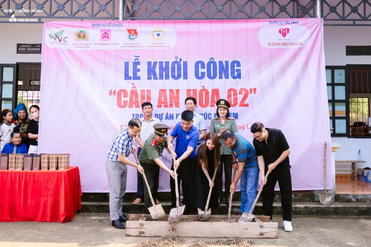 Nữ ca sĩ Hòa Minzy về Mường La xây Cầu đi học cho em - Ảnh 2. Nữ ca sĩ Hòa Minzy về Mường La xây Cầu đi học cho em - Ảnh 2.