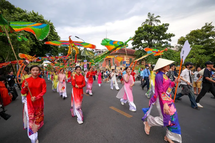 Festival Huế 2024 với chủ đề: “Di sản văn hóa với hội nhập và phát triển” - Ảnh 3. Festival Huế 2024 với chủ đề: “Di sản văn hóa với hội nhập và phát triển” - Ảnh 3.