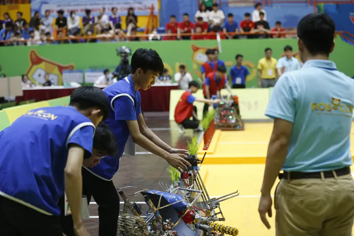 Kịch tính trận chung kết sớm của Robocon Việt Nam 2024 - Ảnh 1.