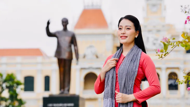 Câu chuyện từ những bài ca: Sao Mai Huyền Trang xúc động khi quay MV Lời ca dâng Bác - Ảnh 2. Câu chuyện từ những bài ca: Sao Mai Huyền Trang xúc động khi quay MV Lời ca dâng Bác - Ảnh 2.