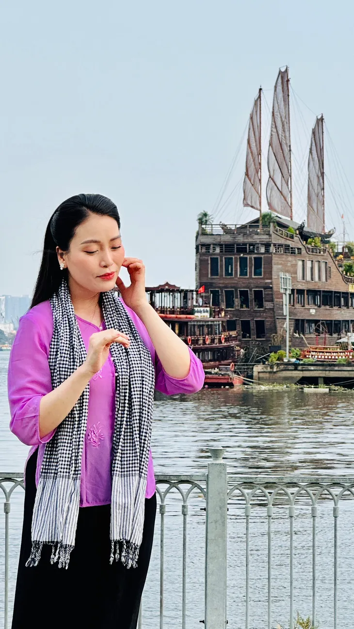 Câu chuyện từ những bài ca: Sao Mai Huyền Trang xúc động khi quay MV Lời ca dâng Bác - Ảnh 5. Câu chuyện từ những bài ca: Sao Mai Huyền Trang xúc động khi quay MV Lời ca dâng Bác - Ảnh 5.