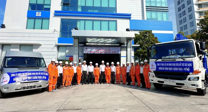 Hơn 350 công nhân điện lực miền Nam hỗ trợ đẩy nhanh tiến độ dự án đường dây 500kV - Ảnh 1. Hơn 350 công nhân điện lực miền Nam hỗ trợ đẩy nhanh tiến độ dự án đường dây 500kV - Ảnh 1.