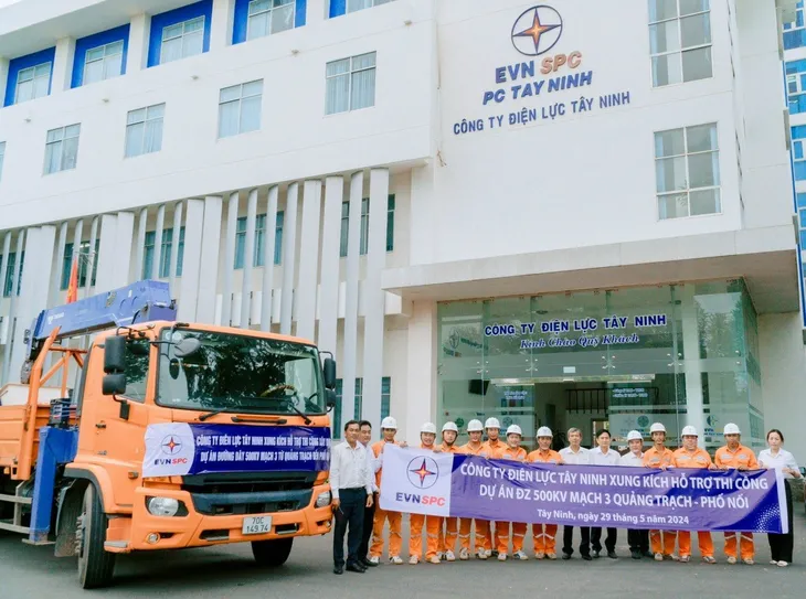 Hơn 350 công nhân điện lực miền Nam hỗ trợ đẩy nhanh tiến độ dự án đường dây 500kV - Ảnh 4. Hơn 350 công nhân điện lực miền Nam hỗ trợ đẩy nhanh tiến độ dự án đường dây 500kV - Ảnh 4.