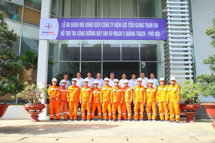 Hơn 350 công nhân điện lực miền Nam hỗ trợ đẩy nhanh tiến độ dự án đường dây 500kV - Ảnh 2. Hơn 350 công nhân điện lực miền Nam hỗ trợ đẩy nhanh tiến độ dự án đường dây 500kV - Ảnh 2.