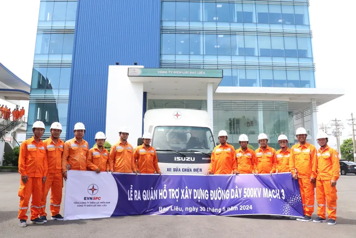 Hơn 350 công nhân điện lực miền Nam hỗ trợ đẩy nhanh tiến độ dự án đường dây 500kV - Ảnh 5. Hơn 350 công nhân điện lực miền Nam hỗ trợ đẩy nhanh tiến độ dự án đường dây 500kV - Ảnh 5.