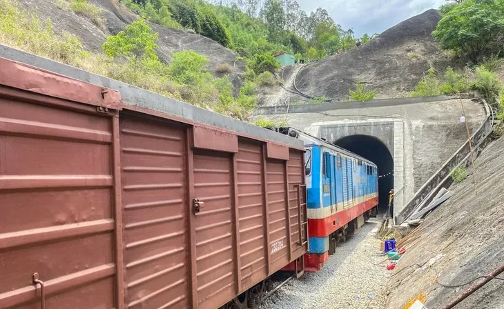 Thông hầm đường sắt Chí Thạnh sau 10 ngày sạt lở - Ảnh 2. Thông hầm đường sắt Chí Thạnh sau 10 ngày sạt lở - Ảnh 2.