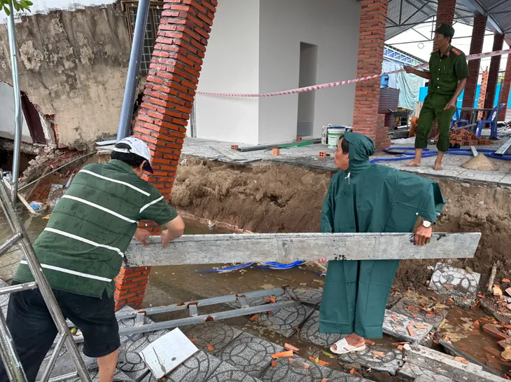 Cần Thơ: Sạt lở bờ sông Bình Thủy làm hư hại 10 căn nhà - Ảnh 2. Cần Thơ: Sạt lở bờ sông Bình Thủy làm hư hại 10 căn nhà - Ảnh 2.