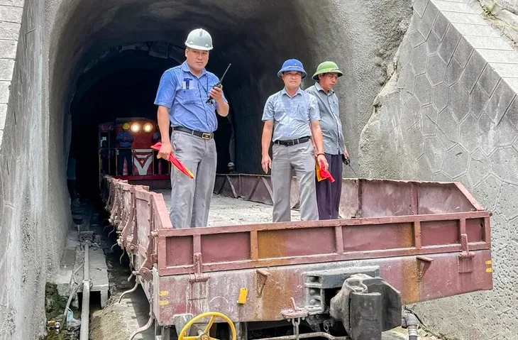 Thông hầm đường sắt Chí Thạnh sau 10 ngày sạt lở - Ảnh 1. Thông hầm đường sắt Chí Thạnh sau 10 ngày sạt lở - Ảnh 1.