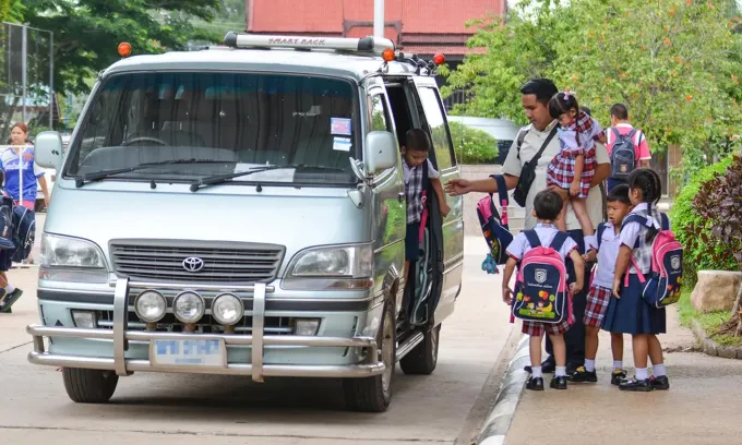 Các nước xử phạt hành vi bỏ quên trẻ em trên xe đưa đón như thế nào? - Ảnh 1. Các nước xử phạt hành vi bỏ quên trẻ em trên xe đưa đón như thế nào? - Ảnh 1.