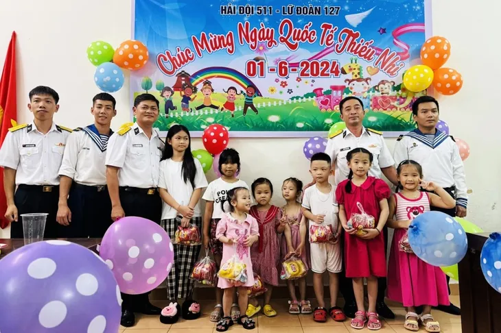 Tết Thiếu nhi cho trẻ em vùng biển đảo - Ảnh 3.