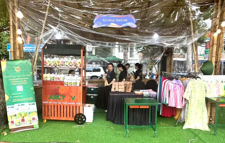 Khai mạc không gian Trên bến dưới thuyền - Ảnh 9. Khai mạc không gian Trên bến dưới thuyền - Ảnh 9.