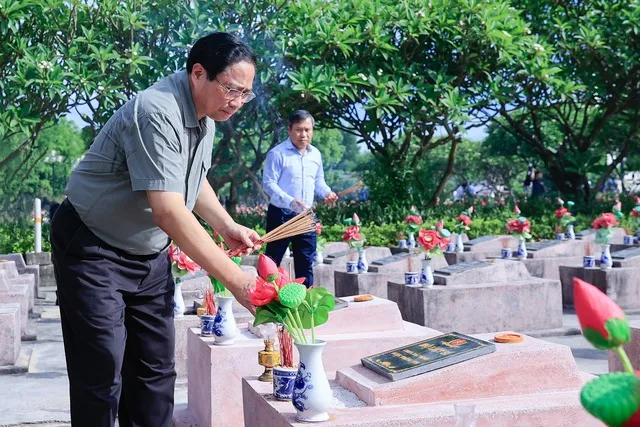 Thủ tướng dâng hương, viếng Đại tướng Võ Nguyên Giáp và các anh hùng, liệt sĩ - Ảnh 1. Thủ tướng dâng hương, viếng Đại tướng Võ Nguyên Giáp và các anh hùng, liệt sĩ - Ảnh 1.