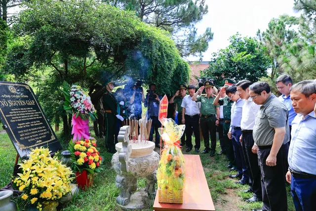 Thủ tướng dâng hương, viếng Đại tướng Võ Nguyên Giáp và các anh hùng, liệt sĩ - Ảnh 2. Thủ tướng dâng hương, viếng Đại tướng Võ Nguyên Giáp và các anh hùng, liệt sĩ - Ảnh 2.
