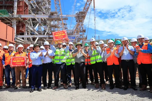 Thủ tướng kiểm tra hiện trường, đôn đốc 2 công trình điện trọng điểm - Ảnh 4. Thủ tướng kiểm tra hiện trường, đôn đốc 2 công trình điện trọng điểm - Ảnh 4.