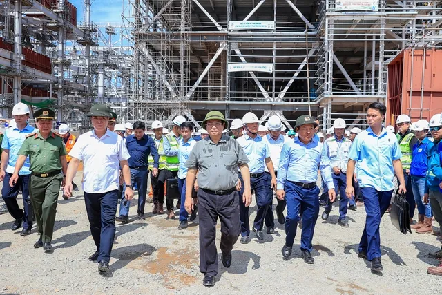 Thủ tướng kiểm tra hiện trường, đôn đốc 2 công trình điện trọng điểm - Ảnh 3. Thủ tướng kiểm tra hiện trường, đôn đốc 2 công trình điện trọng điểm - Ảnh 3.