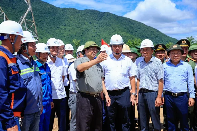Thủ tướng kiểm tra hiện trường, đôn đốc 2 công trình điện trọng điểm - Ảnh 1. Thủ tướng kiểm tra hiện trường, đôn đốc 2 công trình điện trọng điểm - Ảnh 1.