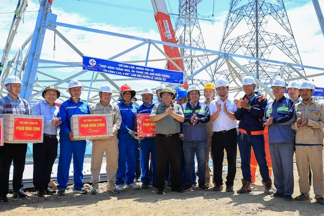 Thủ tướng kiểm tra hiện trường, đôn đốc 2 công trình điện trọng điểm - Ảnh 2. Thủ tướng kiểm tra hiện trường, đôn đốc 2 công trình điện trọng điểm - Ảnh 2.