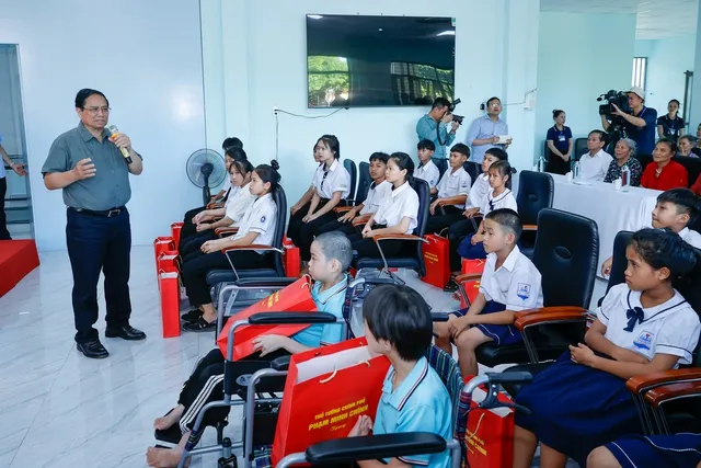 Thủ tướng thăm, tặng quà người có công và trẻ em, người khuyết tật tại Quảng Bình - Ảnh 1. Thủ tướng thăm, tặng quà người có công và trẻ em, người khuyết tật tại Quảng Bình - Ảnh 1.