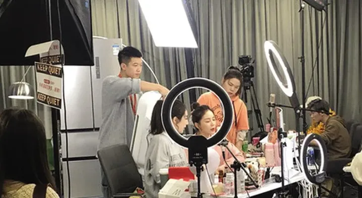 Kho livestream”: Hàng Việt trước thách thức sau những căn phòng vài m2 - Ảnh 1. Kho livestream”: Hàng Việt trước thách thức sau những căn phòng vài m2 - Ảnh 1.