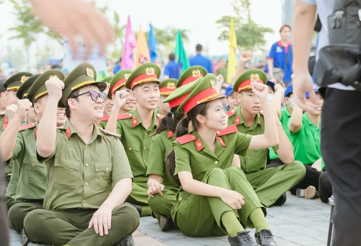 Cùng thắp lên ngọn lửa của tuổi trẻ - Ảnh 5. Cùng thắp lên ngọn lửa của tuổi trẻ - Ảnh 5.