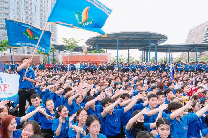 Cùng thắp lên ngọn lửa của tuổi trẻ - Ảnh 3. Cùng thắp lên ngọn lửa của tuổi trẻ - Ảnh 3.