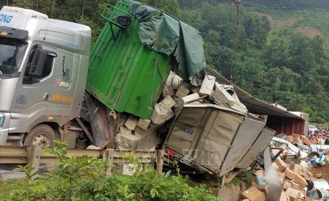 Xe đầu kéo lật đè lên xe tải, 1 người tử vong - Ảnh 1. Xe đầu kéo lật đè lên xe tải, 1 người tử vong - Ảnh 1.