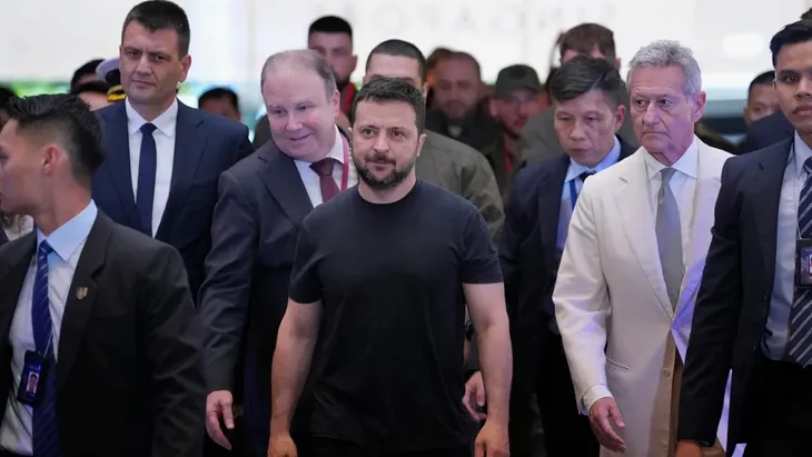 Bài phát biểu ấn tượng của Tổng thống Ukraine tại Đối thoại Shangri-La 2024 - Ảnh 1. Bài phát biểu ấn tượng của Tổng thống Ukraine tại Đối thoại Shangri-La 2024 - Ảnh 1.