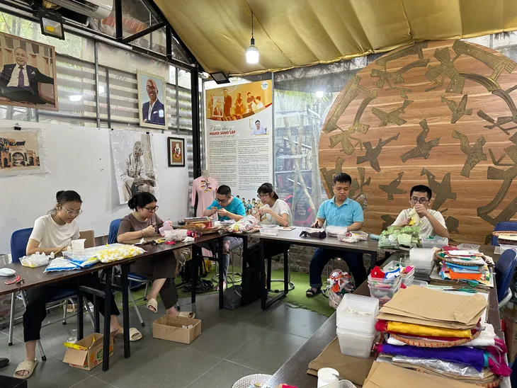 Những “mảnh vụn” tô điểm cho đời - Ảnh 1. Những “mảnh vụn” tô điểm cho đời - Ảnh 1.