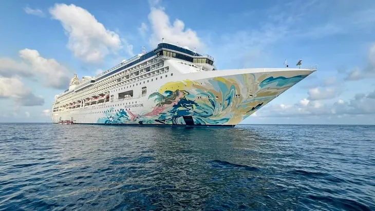 Côn Đảo đón tàu biển quốc tế đầu tiên quay lại sau 25 năm - Ảnh 1. Côn Đảo đón tàu biển quốc tế đầu tiên quay lại sau 25 năm - Ảnh 1.