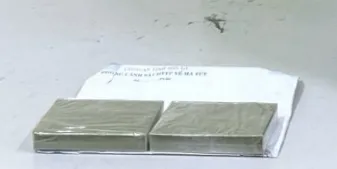Bắt giữ đối tượng nhận bán hộ 2 bánh heroin để hưởng chênh lệch - Ảnh 2. Bắt giữ đối tượng nhận bán hộ 2 bánh heroin để hưởng chênh lệch - Ảnh 2.
