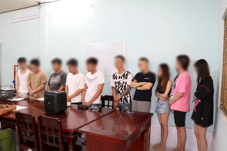 Bắt quả tang 10 đối tượng sử dụng ma túy tập thể trong nhà trọ - Ảnh 1. Bắt quả tang 10 đối tượng sử dụng ma túy tập thể trong nhà trọ - Ảnh 1.