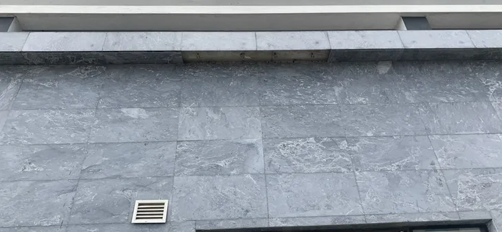 Đá ốp toà nhà rơi trúng bé trai 2 tuổi tại chung cư FLC Garden City - Ảnh 3. Đá ốp toà nhà rơi trúng bé trai 2 tuổi tại chung cư FLC Garden City - Ảnh 3.