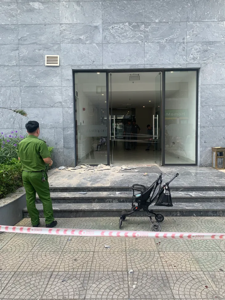 Đá ốp toà nhà rơi trúng bé trai 2 tuổi tại chung cư FLC Garden City - Ảnh 1. Đá ốp toà nhà rơi trúng bé trai 2 tuổi tại chung cư FLC Garden City - Ảnh 1.
