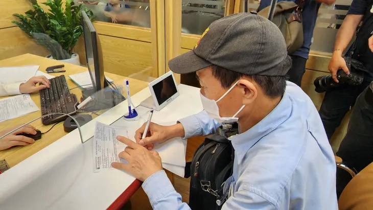 Xếp hàng mua vàng bình ổn - Ảnh 4.