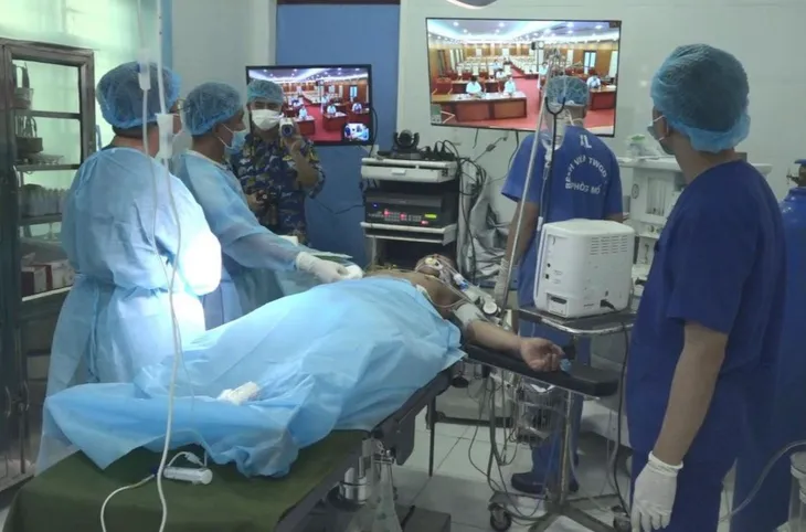 Đưa ngư dân bị tai nạn trên biển Trường Sa vào đất liền chữa trị - Ảnh 1. Đưa ngư dân bị tai nạn trên biển Trường Sa vào đất liền chữa trị - Ảnh 1.