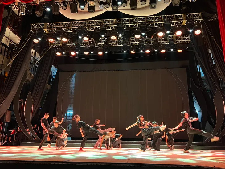 Chương trình nghệ thuật “Con đường thế kỷ Người đi” kỷ niệm 135 năm ngày Bác Hồ ra đi tìm đường cứu nước - Ảnh 1. Chương trình nghệ thuật “Con đường thế kỷ Người đi” kỷ niệm 135 năm ngày Bác Hồ ra đi tìm đường cứu nước - Ảnh 1.