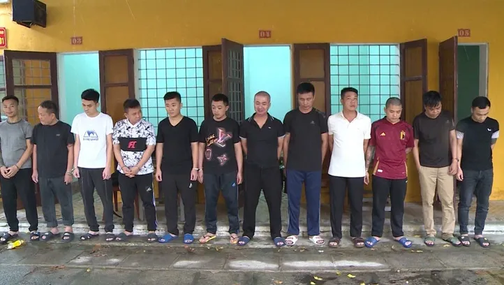 Phá đường dây cá độ bóng đá qua mạng, bắt 12 đối tượng - Ảnh 1. Phá đường dây cá độ bóng đá qua mạng, bắt 12 đối tượng - Ảnh 1.