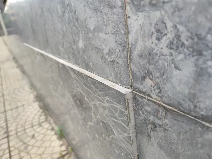Hiểm hoạ từ đá ốp toà nhà chung cư FLC Garden City rơi bất cứ khi nào - Ảnh 12.