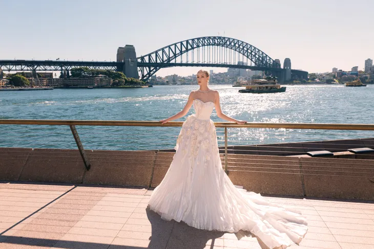 Váy cưới chất liệu thủ công Việt tỏa sáng bên cầu cảng Sydney - Ảnh 1. Váy cưới chất liệu thủ công Việt tỏa sáng bên cầu cảng Sydney - Ảnh 1.
