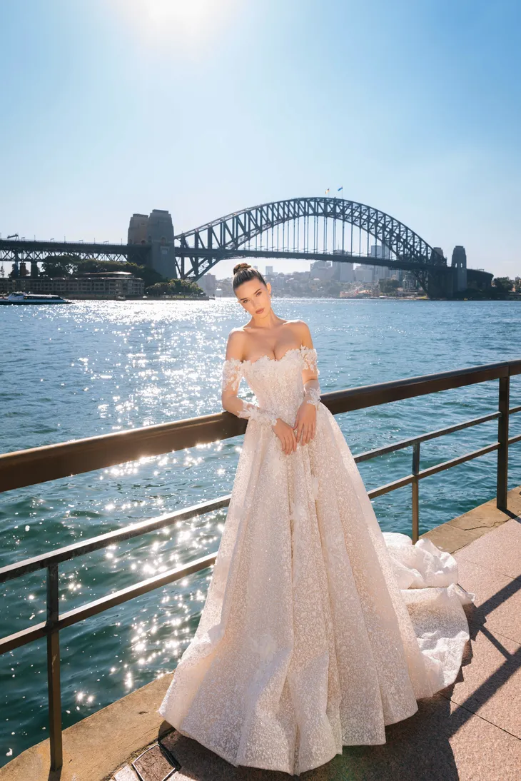 Váy cưới chất liệu thủ công Việt tỏa sáng bên cầu cảng Sydney - Ảnh 2. Váy cưới chất liệu thủ công Việt tỏa sáng bên cầu cảng Sydney - Ảnh 2.