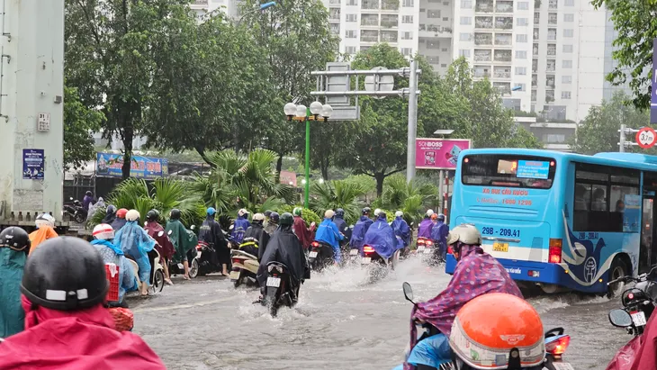 Mưa xối xả vào giờ đi làm, người dân Hà Nội chật vật di chuyển - Ảnh 2.