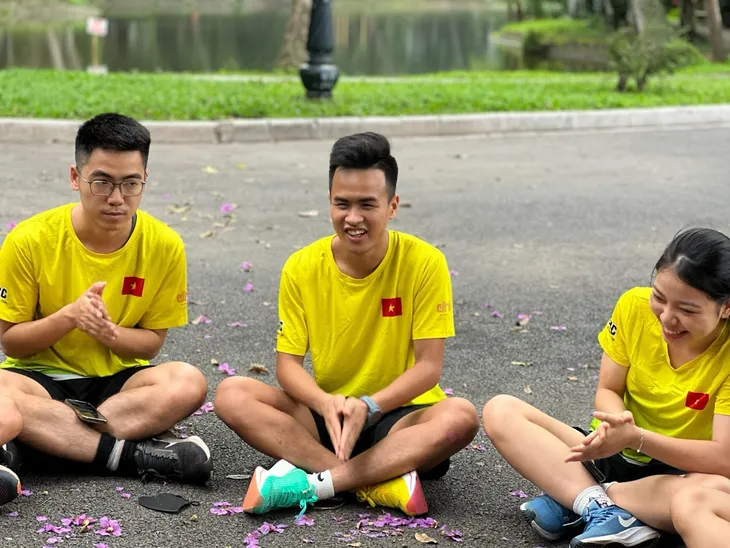 Lan tỏa phong trào chạy bộ rèn luyện sức khỏe đến cộng đồng người khiếm thị - Ảnh 2. Lan tỏa phong trào chạy bộ rèn luyện sức khỏe đến cộng đồng người khiếm thị - Ảnh 2.