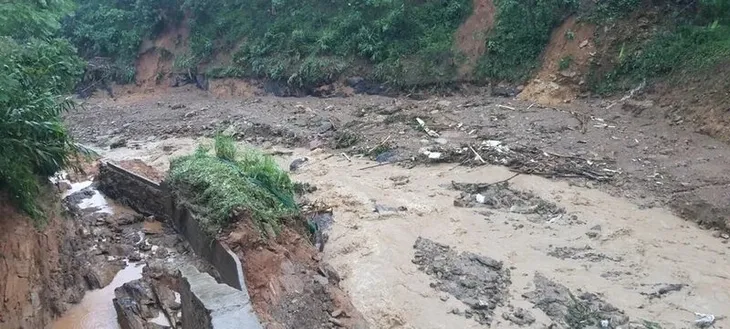 Lào Cai: Huy động lực lượng tìm kiếm hai mẹ con bị lũ cuốn trôi - Ảnh 1. Lào Cai: Huy động lực lượng tìm kiếm hai mẹ con bị lũ cuốn trôi - Ảnh 1.